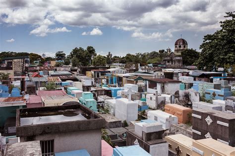 Manila North Cemetery .